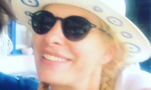 Η Μενεγάκη ποζάρει στις διακοπές της αγκαλιά με τον…