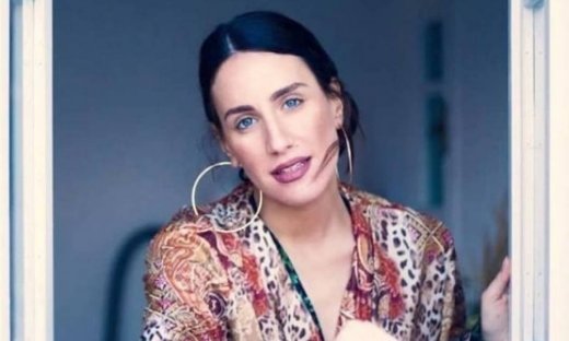 Δείτε τη Μαλού με λευκό μαγιό και φουσκωμένη κοιλίτσα να ποζάρει στην αγκαλιά του συντρόφου της!