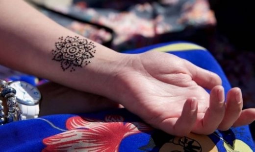 Ο σοβαρός κίνδυνος που κρύβουν τα καλοκαιρινά τατουάζ χένα