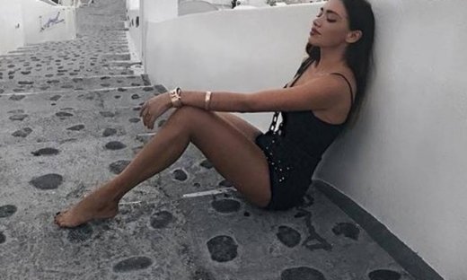 Όλγα Φαρμάκη: Μόνη στη Σαντορίνη (φωτό)