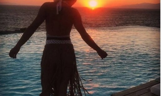 Με θέα το ηλιοβασίλεμα της Μυκόνου