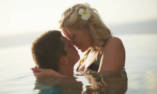 Σεξ στο νερό: Ποιους κινδύνους εγκυμονεί