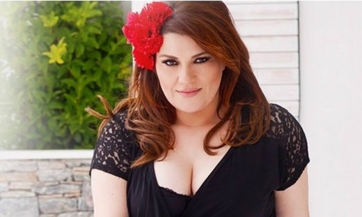 Η Κατερίνα Ζαρίφη ανεβαίνει στο σανίδι