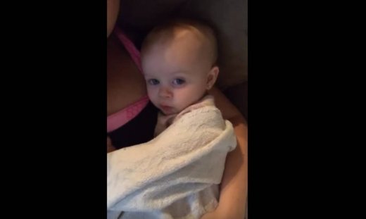 Μαμά τραγουδάει στην 15 μηνών κόρη της. Η απάντηση του μωρού θα σε ξετρελάνει