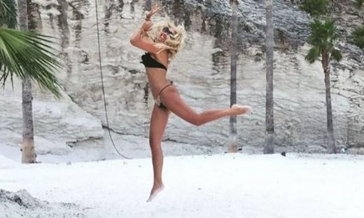 Η Γωγώ Μαστροκώστα «πετάει» και «σπέρνει» εγκεφαλικά!