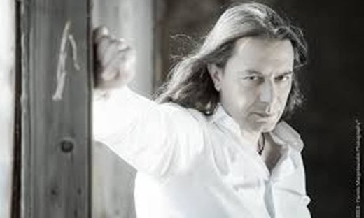 Ο Γιάννης Κότσιρας σε συναυλία με την Φιλαρμονική Ορχήστρα Λουτρακίου