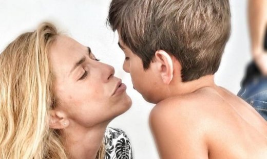 Αν ξεκίνησες surf, τότε θα «ερωτευτείς» το μαγιό της Ντορέττας Παπαδημητρίου