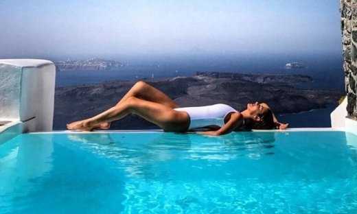 Η Νικολέττα Ράλλη φόρεσε το λευκό ολόσωμο μαγιό που θα το φοράς κάθε καλοκαίρι