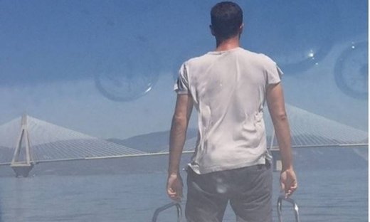 Αντώνης Σρόιτερ: Ποζάρει με φόντο την γέφυρα Ρίου-Αντιρρίου