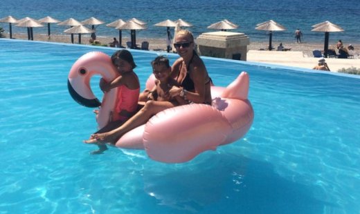 Έλσα Τόλη: Βόλτα για τρεις με ροζ φλαμίνγκο