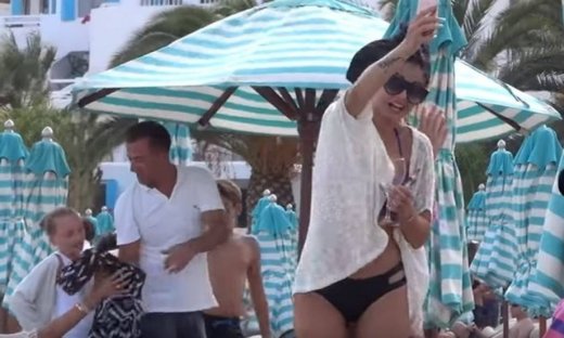 Δήμητρα Αλεξανδράκη: Ξεσάλωσε στην Μύκονο - Ο ξέφρενος χορός και οι φωτό στο κινητό της