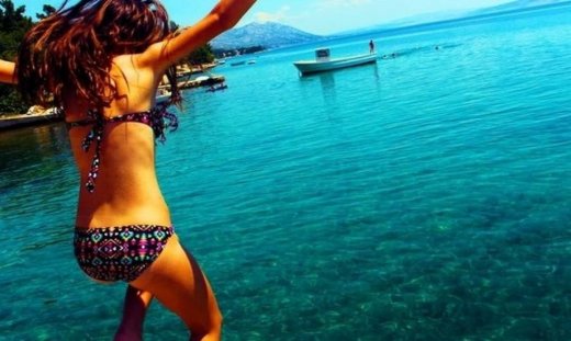 Πέντε πόζες για να βγάλεις -έστω και στο παρά πέντε- την τέλεια φωτογραφία με μαγιό