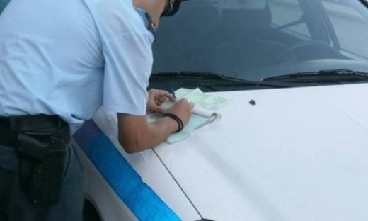 Απίστευτο: Έτσι γλιτώνουν τα μπλόκα της Τροχαίας οι κάτοικοι της Κρήτης – Δείτε τι κάνουν (pics)