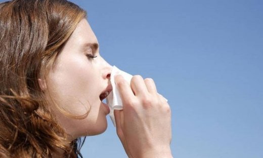 Φταρνίζεστε διαρκώς; Δείτε 5 πιθανές αιτίες