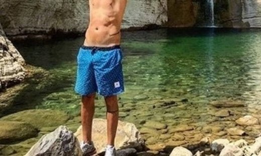 Ποζάρει στους καταρράκτες