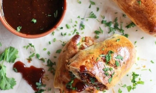 Στρόμπολι με καραμελωμένα κρεμμύδια και barbeque sauce