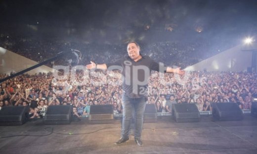 Αποθεώθηκε ο Βασίλης Καρράς στη συναυλία για τα 40 χρόνια καριέρας του