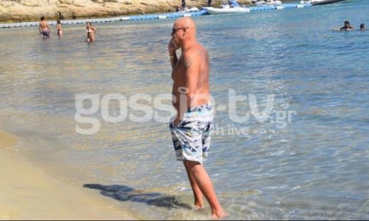 Με το κινητό στο αυτί ακόμα κι εκεί που σκάει το κύμα...