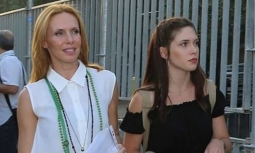 Η κόρη της Εβελίνας Παπούλια στο κομμωτήριο