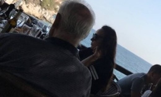 Παπαράτσι. Ο Άκης η Βίκυ και η αστακομακαρονάδα στη Βούλα (Nassos)