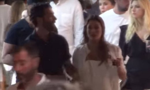 H Eva Longoria βολτάρει στην Μύκονο και την χουφτώνει ο σύζυγός της