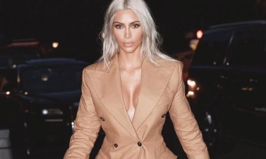 Η Kim Kardashian βγήκε έξω μόνο με το καλσόν της