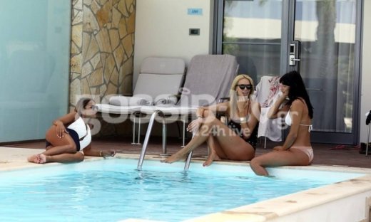 Τα κορίτσια χαλαρώνουν δίπλα στην πισίνα