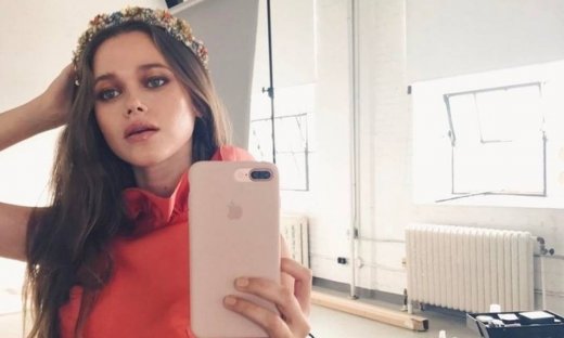 Ένα μοντέλο σού αποκαλύπτει όλα τα μυστικά για να βγαίνεις καλύτερη στις φωτογραφίες