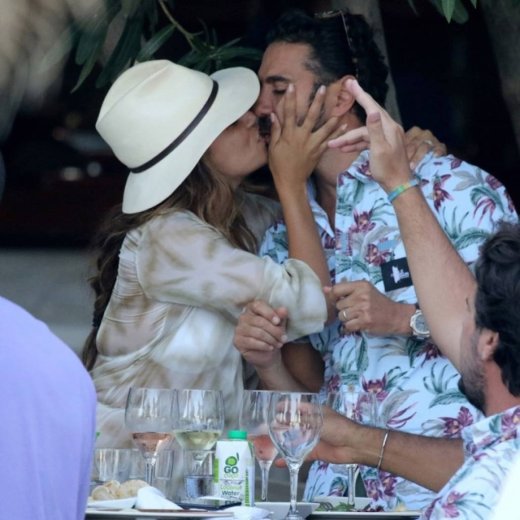 "Καυτά" φιλιά στη Μύκονο