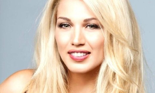 Η Κωνσταντίνα Σπυροπούλου στα βήματα της Pamela Anderson