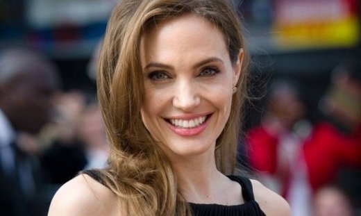 Μετά από πολλά χρόνια: Η απίστευτα σέξι εμφάνιση της Angelina Jolie και το πρόβλημα υγείας