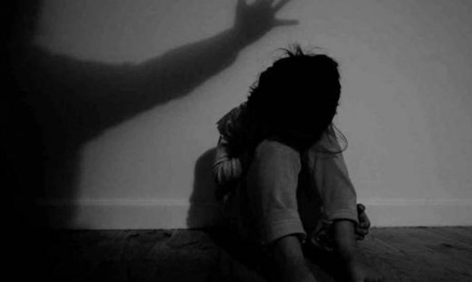 Συναγερμός στην Αστυνομία: Νάρκωσε μάνα και κόρη και στη συνέχεια βίασε το ανήλικο κοριτσάκι!