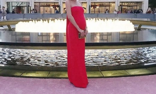 Λάμπει! Με κόκκινο φόρεμα και αρκετά φουσκωμένη κοιλίτσα η φώτο που δημοσίευσε στο Instagram