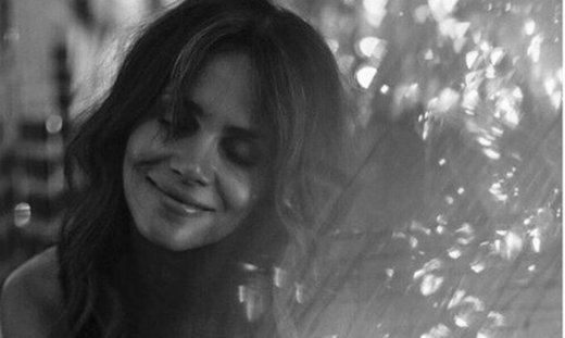 Η Halle Berry μας δείχνει το πραγματικό της κορμί