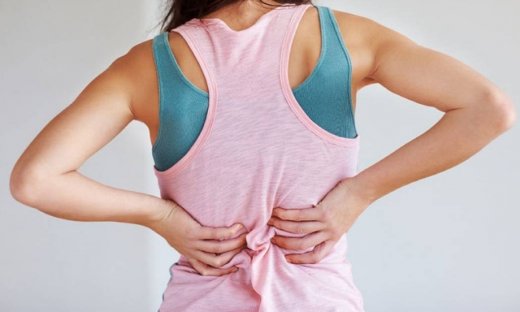 Πόνοι στη μέση λόγω περιόδου: Πώς θα ανακουφιστείτε