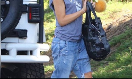 Τι έχουμε εδω; Η superstar προσπαθεί να κρύψει την φουκωμένη της κοιλίτσα;