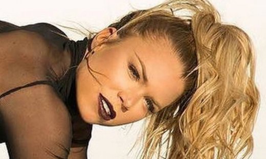 Καυτή νοσοκόμα σε κολασμένες πόζες!