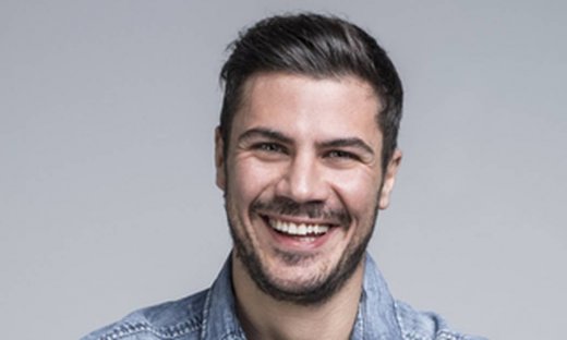 Κύπρια παρουσιάστρια «έφαγε» χυλόπιτα on air από τον Άκη Πετρετζίκη