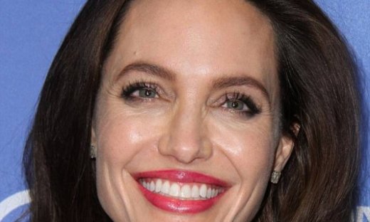 Η Angelina Jolie σε μία εμφάνιση που θα έπρεπε να έχει κάνει εδώ και χρόνια