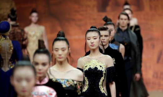 Κίνα: Φοιτητές δημιουργούν ένα μοναδικό φόρεμα...από 6.000 φύλλα!