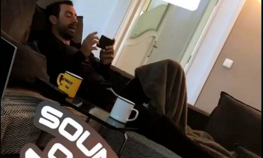 Ο Σάκης Τανιμανίδης ξαπλωμένος στον καναπέ του τραγουδάει ενώ η Μπόμπα τον τραβάει βίντεο