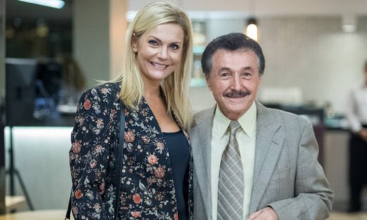 Δεν θα πιστεύετε ποιου γνωστού τραγουδιστή πατέρας είναι ο κύριος της φωτογραφίας!