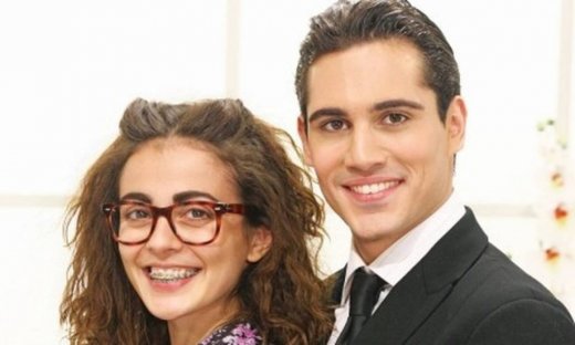 Μαρία η άσχημη: Ο Αλέξης φιλά τη Μαρία, η οποία αρχικά…