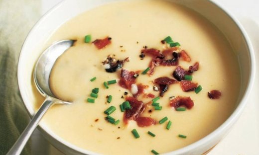 Πατατόσουπα με μπρόκολο και cheddar γι’ αυτό το βροχερό Σαββατοκύριακο