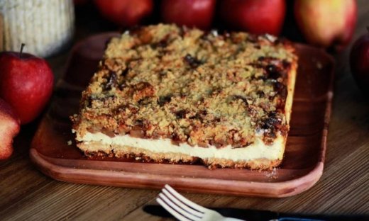 Cheesecake φούρνου με apple crumble: Αυτό το ΣΚ φτιάξε το πιο λαχταριστό χειμωνιάτικο γλυκό!