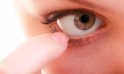 Πετάρισμα ματιού: «Αθώες» συνήθειες και παθήσεις που το προκαλούν