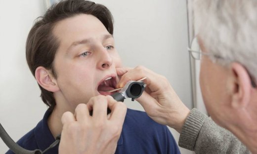 Επίμονος πονόλαιμος: Πότε είναι σύμπτωμα καρκίνου αμυγδαλής