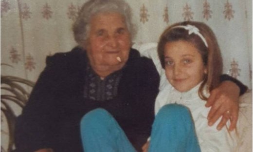 Ποια γνωστή τραγουδίστρια είναι το κοριτσάκι της φωτογραφίας;