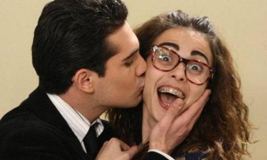 Μαρία η άσχημη: Η Μαρία δείχνει στον Αλέξη πόσο κοντά του θέλει να είναι