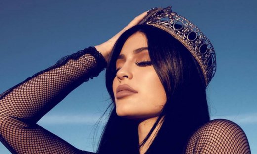 Η Kylie Jenner σε μία σπάνια εμφάνιση, μας δείχνει (επιτέλους) την κοιλίτσα της